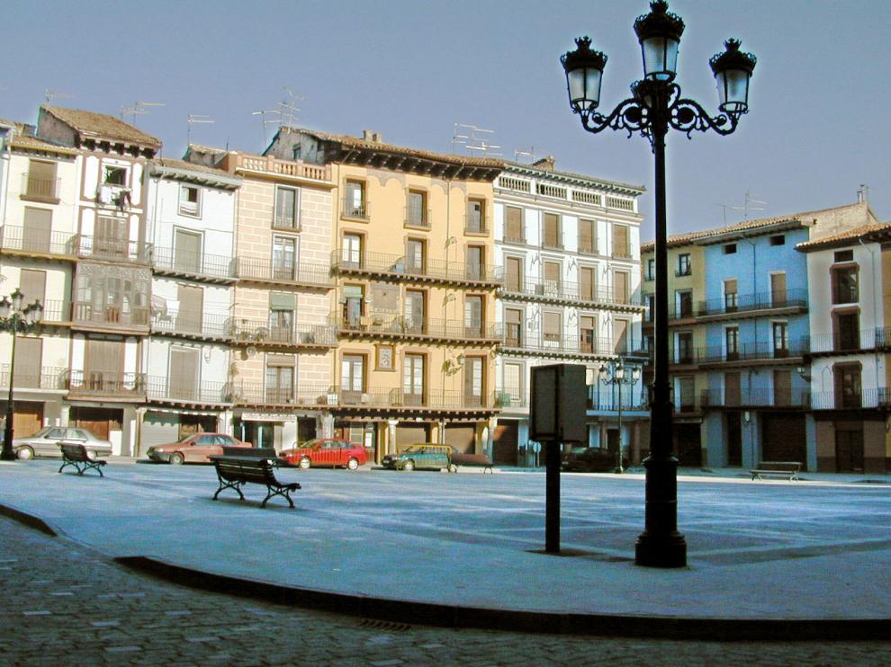 En su día, esta plaza porticada de estilo aragonés, fue núcleo mercantil de los árabes que habitaban estas tierras. Y durante años, fue también sede de espectáculos taurinos. Aquí se encuentra la Casa Consistorial antigua, del siglo XVI y reformada en el XIX.