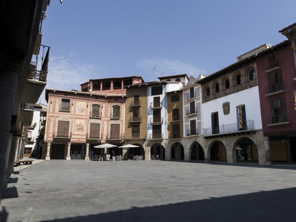 Sus colores, sus arcos de medio punto y sus ojivales hacen de este lugar una de las más bellas plazas porticadas de todo Aragón. Los porches sirvieron, en su día, de ubicación para los comerciantes de la zona. Como es habitual, destaca la Casa consistorial del XVI, ejemplo del renacimiento aragonés.