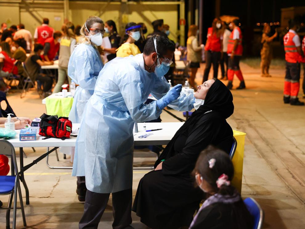 Coronavirus disease (COVID-19) tests are conducted for Spanish and Afghan citizens who arrived at Torrejon airbase after evacuating from Kabul, in Torrejon de Ardoz, outside Madrid, August 19, 2021. REUTERS/Juan Medina[[[REUTERS VOCENTO]]] AFGHANISTAN-CONFLICT/SPAIN