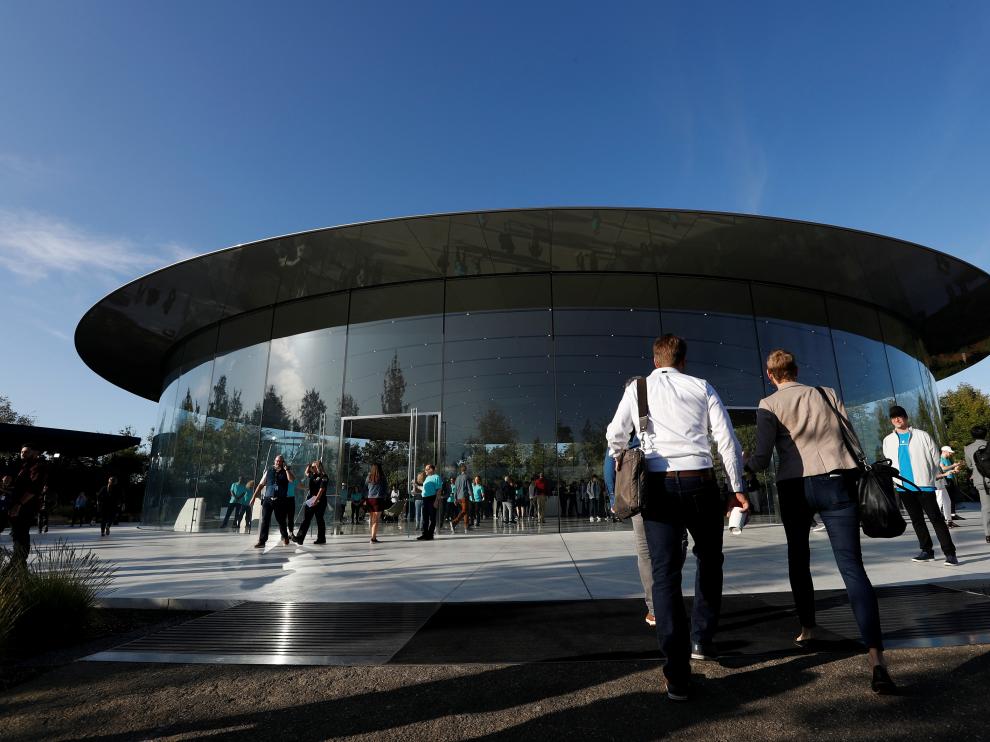 FILE PHOTO: Guests arrive for at the Steve Jobs Theater for an Apple event at their headquarters in Cupertino