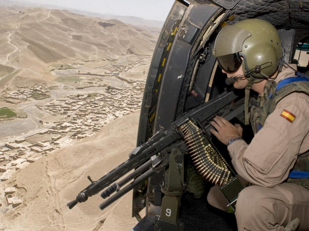 Un artillero de un helicóptero Cougar H21 vigila la ruta de Qala-i-Naw a Herat, en julio de 2006