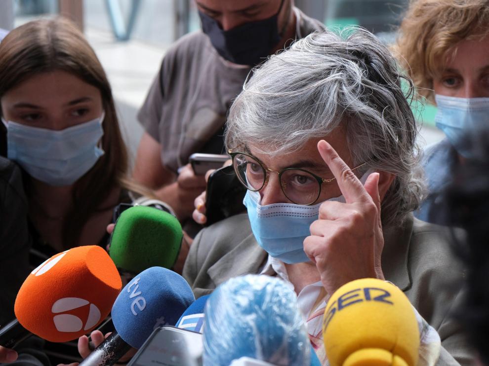 La alcaldesa de Gijón, Ana González, atendiendo a los medios de comunición.