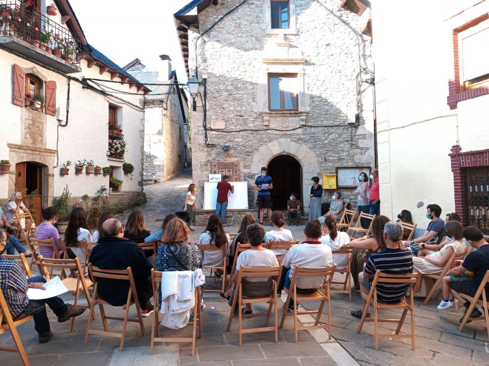 La primera reunión de Empenta tu Pueblo en el Alto Gállego tuvo lugar en la plaza del Ayuntamiento de Hoz de Jaca.