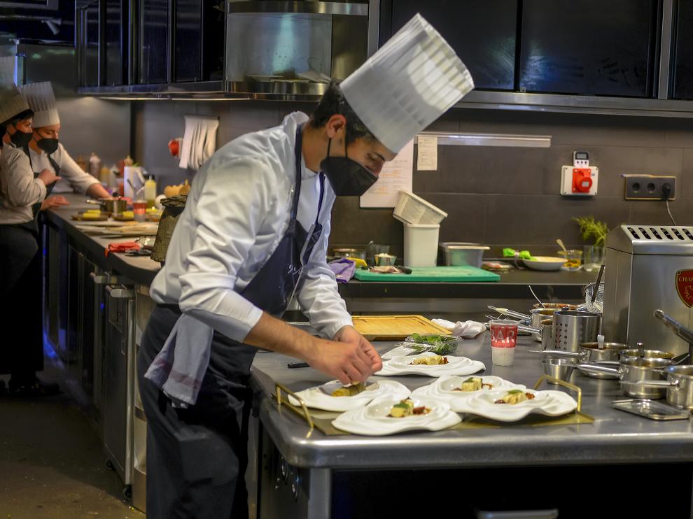 Preparando pases en la cocina del restaurante Callizo.