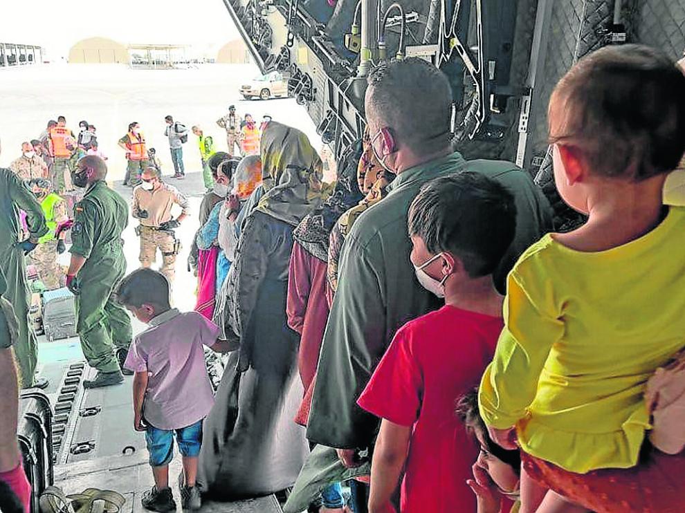 Niños y adultos afganos llegan en un A400M desde Kabul a Dubái el pasado viernes.