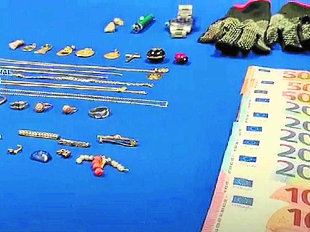 Los objetos hallados tras el robo de un piso en vía Hispanidad.