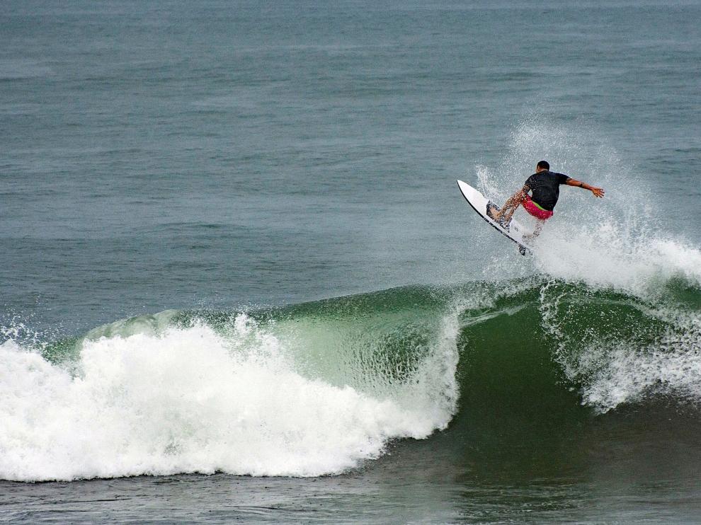 Surfistas disfrutan del mar previo llegada del huracán Grace al Puerto de Veracruz