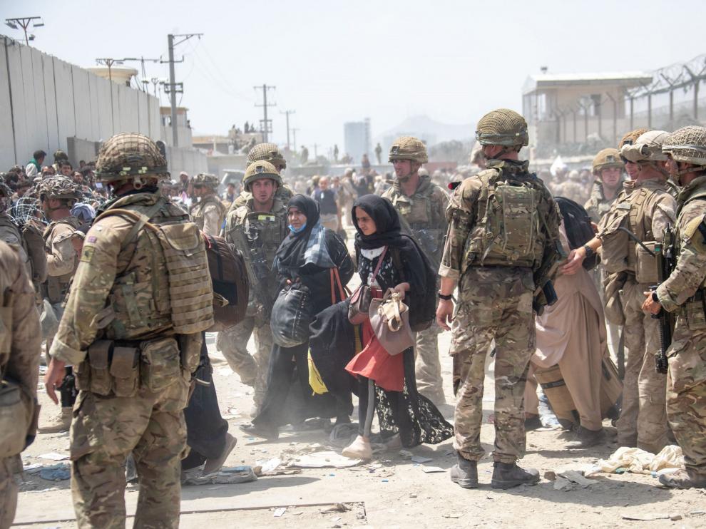 Soldados de las misiones internacionales continúan tratando de poner orden en el aeropuerto de Kabul.