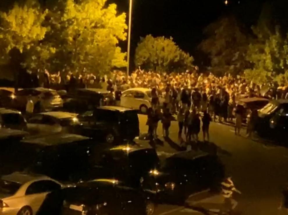 El botellón concentró el sábado por la noche a cientos de personas junto a la Ciudadela de Jaca.