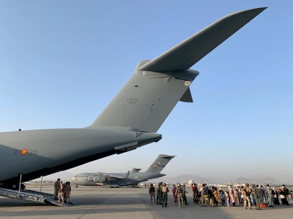 Los dos aviones con 177 evacuados a España, a su salida del aeropuerto de Kabul.