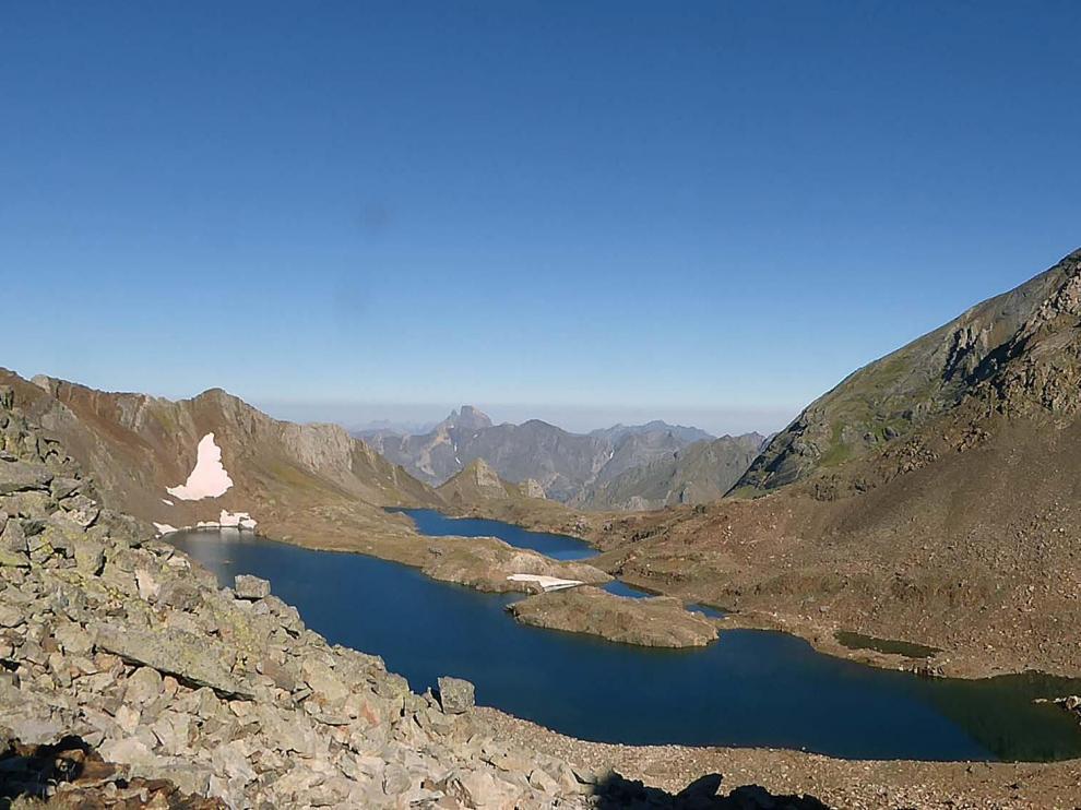Rodeados de tresmiles, estos ibones son para muchos unos de los más bonitos del Pirineo. La ruta para llegar hasta ellos, que comienza en el refugio de la casa de Piedra, es de corta duración pero de dificultad moderada debido al fuerte desnivel del último tramo.