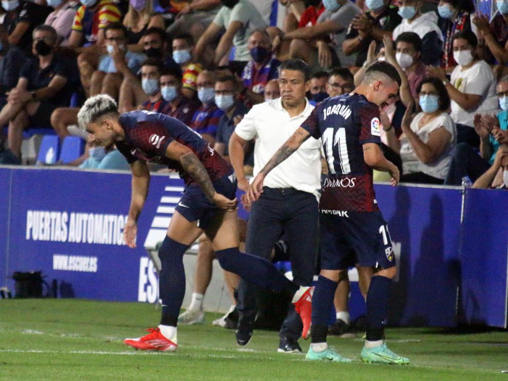 Nacho Ambriz observa el cambio de Ratiu por Joaquín Muñoz.