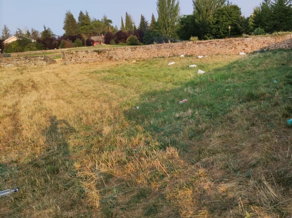 Restos de suciedad por los botellones en los glacis de la Ciudadela de Jaca.