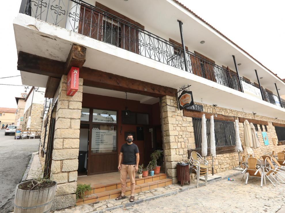 David Vila, frente a su nuevo trabajo en el hostal de Griegos.