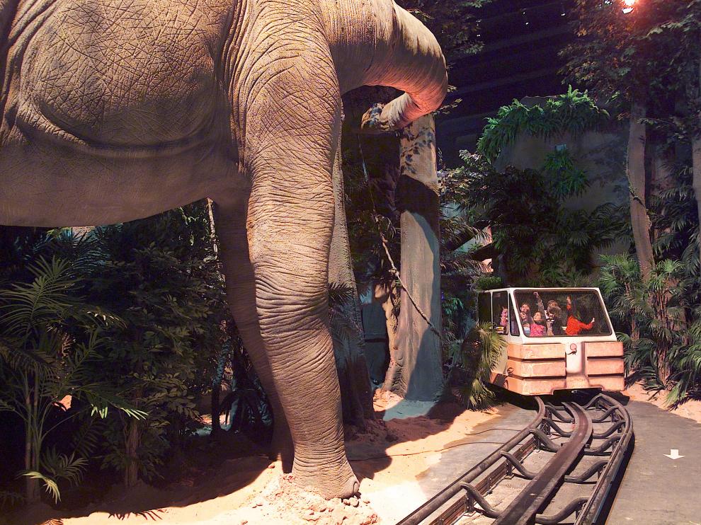 Los visitantes disfrutan de las atracciones de Dinópolis.