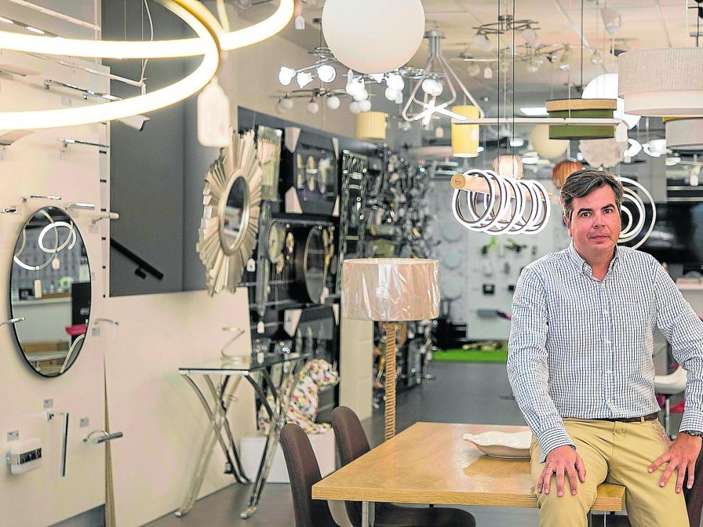 Carlos Sánchez, responsable de marketing y comercio electrónico del grupo Cristalrecord, en las instalaciones de la carretera de Logroño.