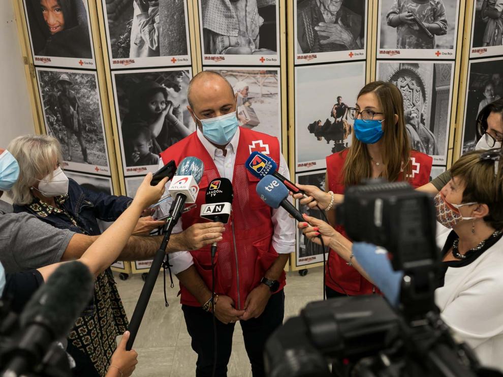 Fernando Pérez Valle y Beatriz Larraz, en la sede de Cruz Roja, en Zaragoza.