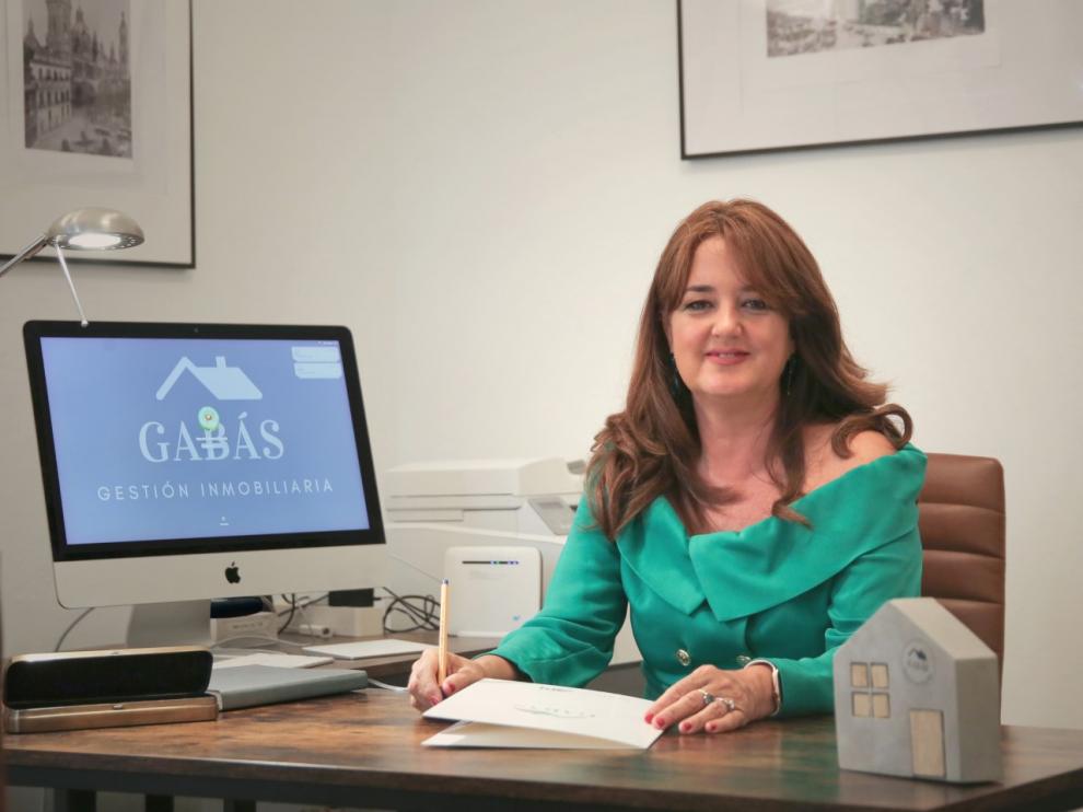 Merche Blasco Gabás en su despacho de Gabás Inmobiliaria, situado en la calle de Joaquín Costa, 7, de Zaragoza.