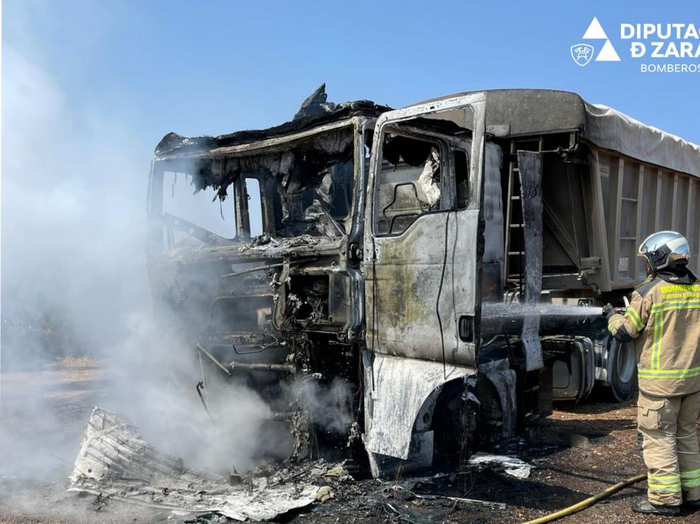 Incendio de un camión en el término municipal de Azuara.