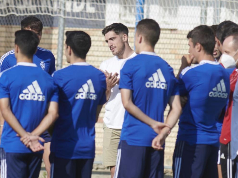 Gaizka Larrazabal, vestido de calle, en el momento de decir adiós a sus compañeros y cuerpo técnico del Real Zaragoza, en la mañana de este martes, antes de partir hacia Amorebieta (Vizcaya), donde va a jugar cedido esta temporada.