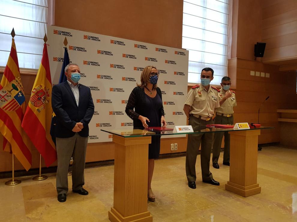 Mayte Pérez ha firmado con el general director de la Academia General Militar de Zaragoza el convenio para la celebración del XXVIII Curso Internacional de Defensa