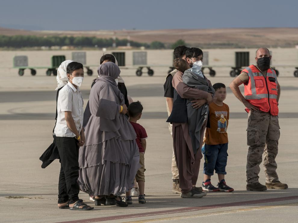 Personas llegadas de Afganistán a la base de Torrejón.