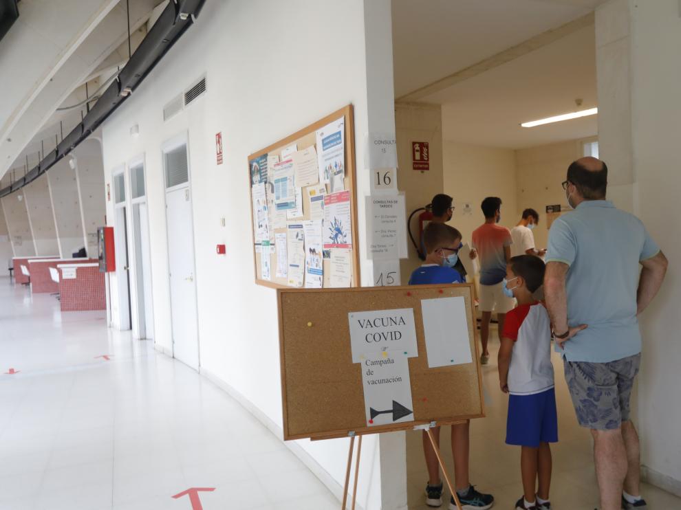 Visita de Sira Repollés al Centro de Salud de Santa Isabel