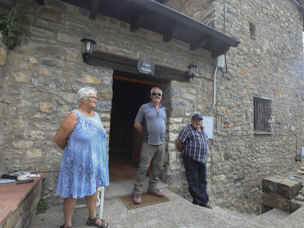El alcalde de Tella-Sin, Feliciano Sesé, en el centro, junto a dos de los vecinos de Revilla, que recientemente ha celebrado la llegada de la luz.