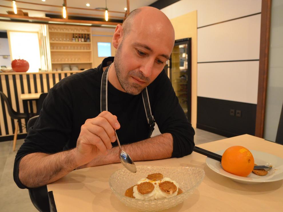 El cocinero Raimundo Elcacho, probando el flan con mascarpone.