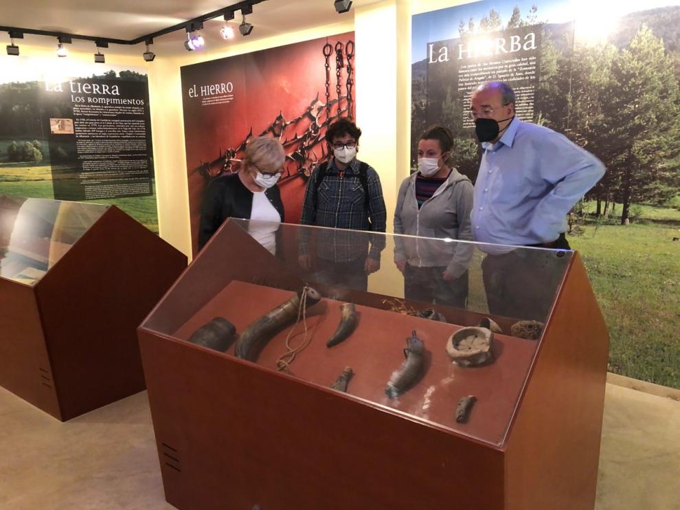 El presidente Rando y la diputada Rosario Pascual durante una visita al Museo de la Trashumancia de Guadalaviar este verano.