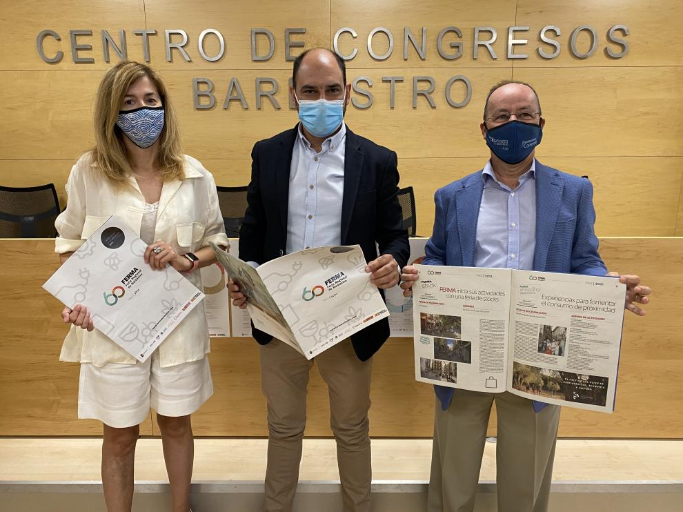 La concejal de Desarrollo, el alcalde y el presidente de la asociación de empresarios Somontano de Barbastro con la revista de Ferma