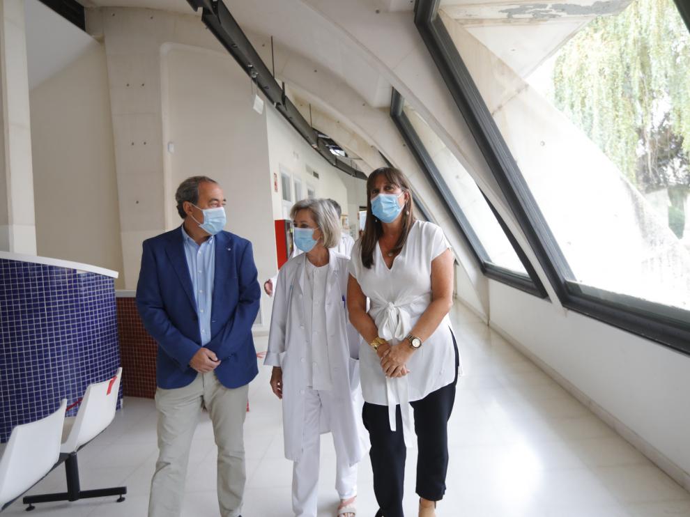 La consejera Repollés, durante su recorrido por el centro de salud de Santa Isabel.