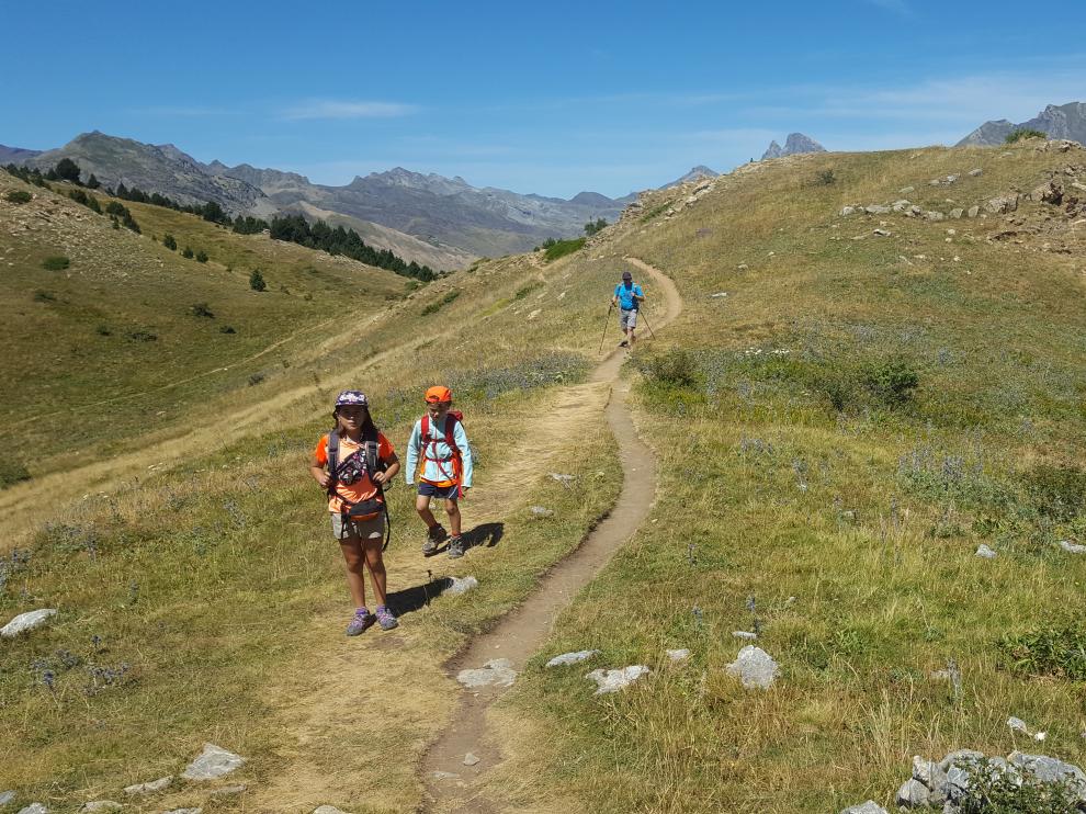 Seguir la traza de los senderos marcados para evitar erosionar el terreno es una de las buenas prácticas que se deben respetar en las actividades deportivas de montaña.
