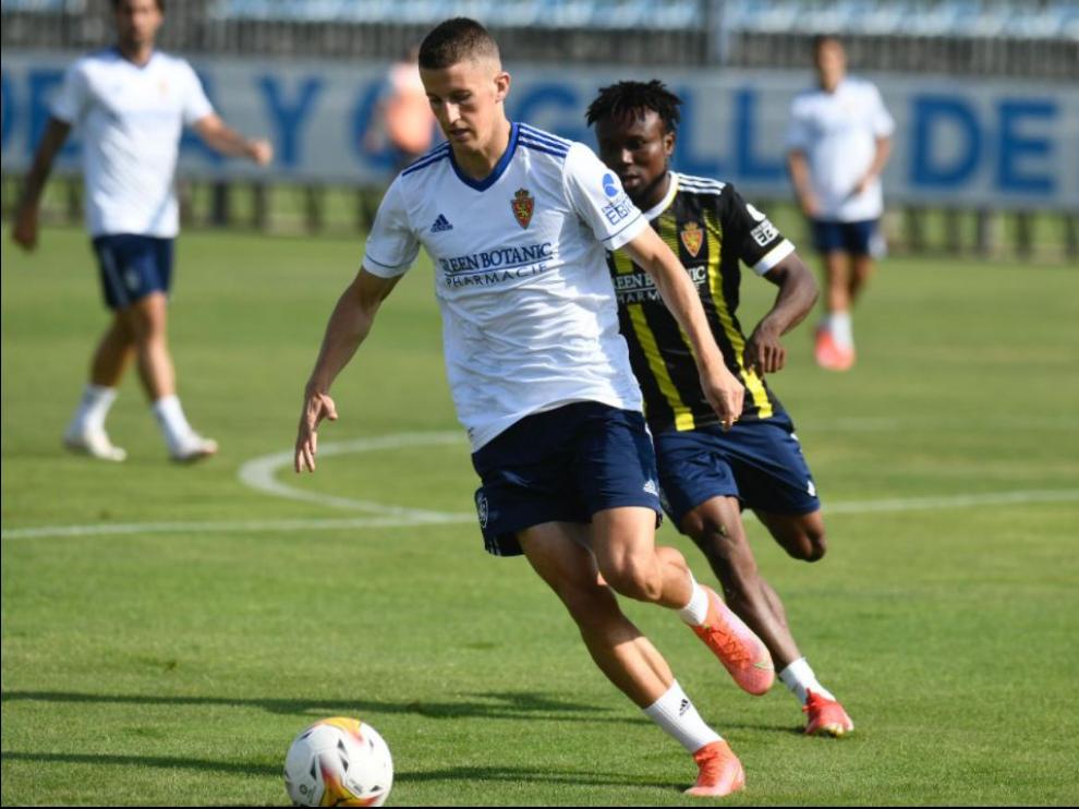Nieto pugna con Igbekeme en una jugada del partidillo disputado en la mañana de este miércoles por la plantilla del Real Zaragoza en la Ciudad Deportiva.