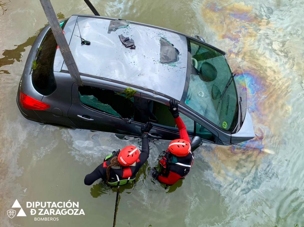 Rescate de un vehículo en el canal imperial a su paso por Gallur