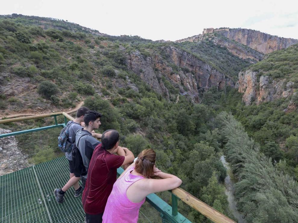 Turistas en las pasarelas de Alquezar
