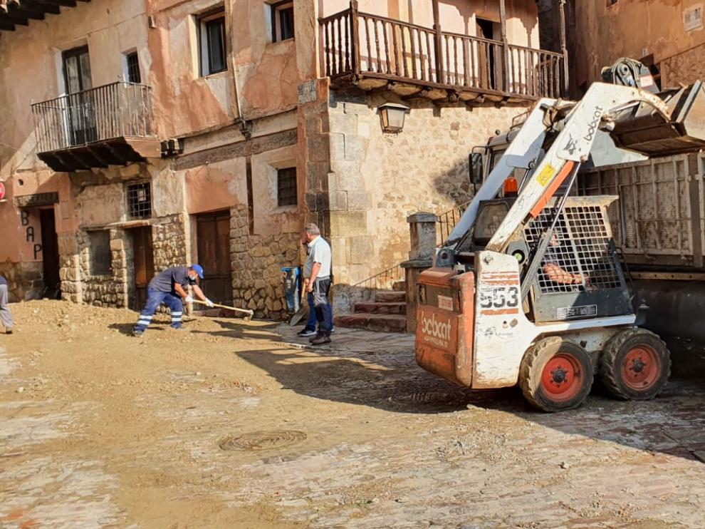 Operarios del Ayuntamiento, con maquinaria semipesada retiran el barro de las calles del casco histórico de la ciudad