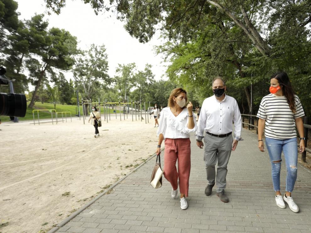 La concejal de Servicios Públicos, Natalia Chueca, y la edil de Deportes, Cristina García, en el espacio donde se ubicará el circuito de bicicletas.