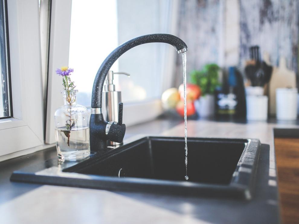 La calidad del agua del grifo en España varía mucho de unas zonas a otras, lo que depende de factores como las sales disueltas.