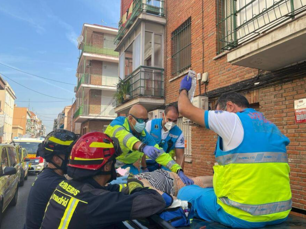 Efectivos de Emergencias y Bomberos atienden a la mujer en el lugar del suceso.