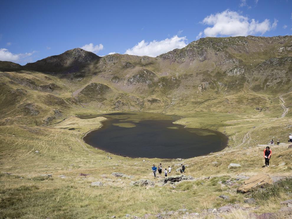 Ibón de Escalar, uno de los lagos a los que se accede con el telesilla de la estación de Astún.