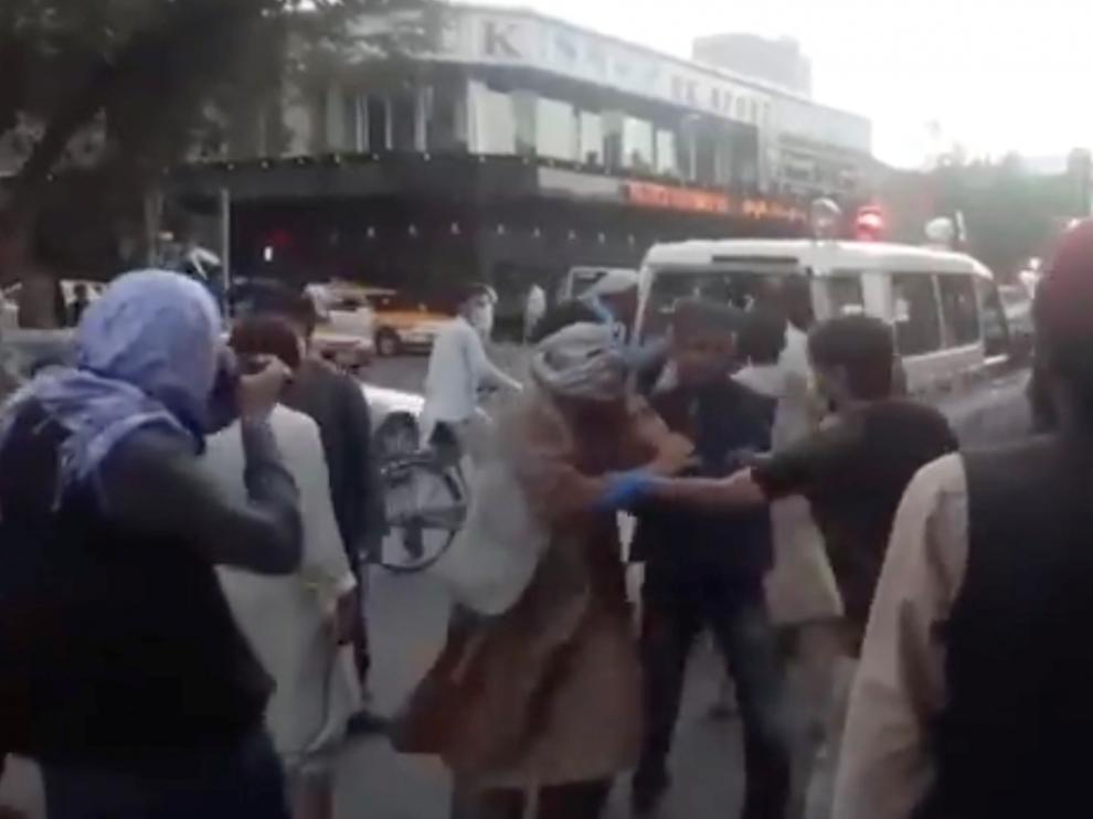 Personas heridas en las inmediaciones del hospital de Kabul