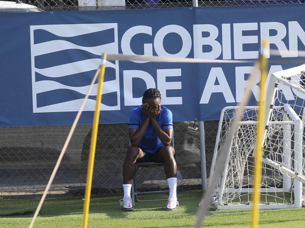 Kelechi Nwakali, se lleva las manos al rostro durante el entrenamiento de este jueves.