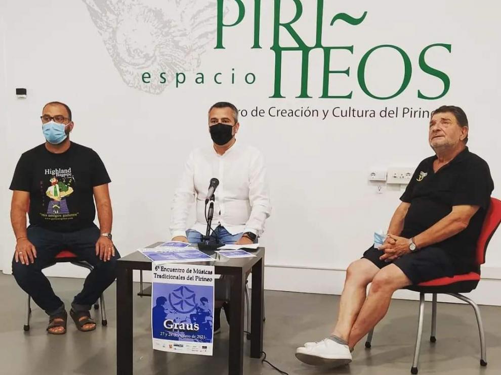 Los gaiteros Sergi Llena y José Ramón Colomina junto al concejal de Cultura de Graus, Julián del Castillo, en la presentación del encuentro.