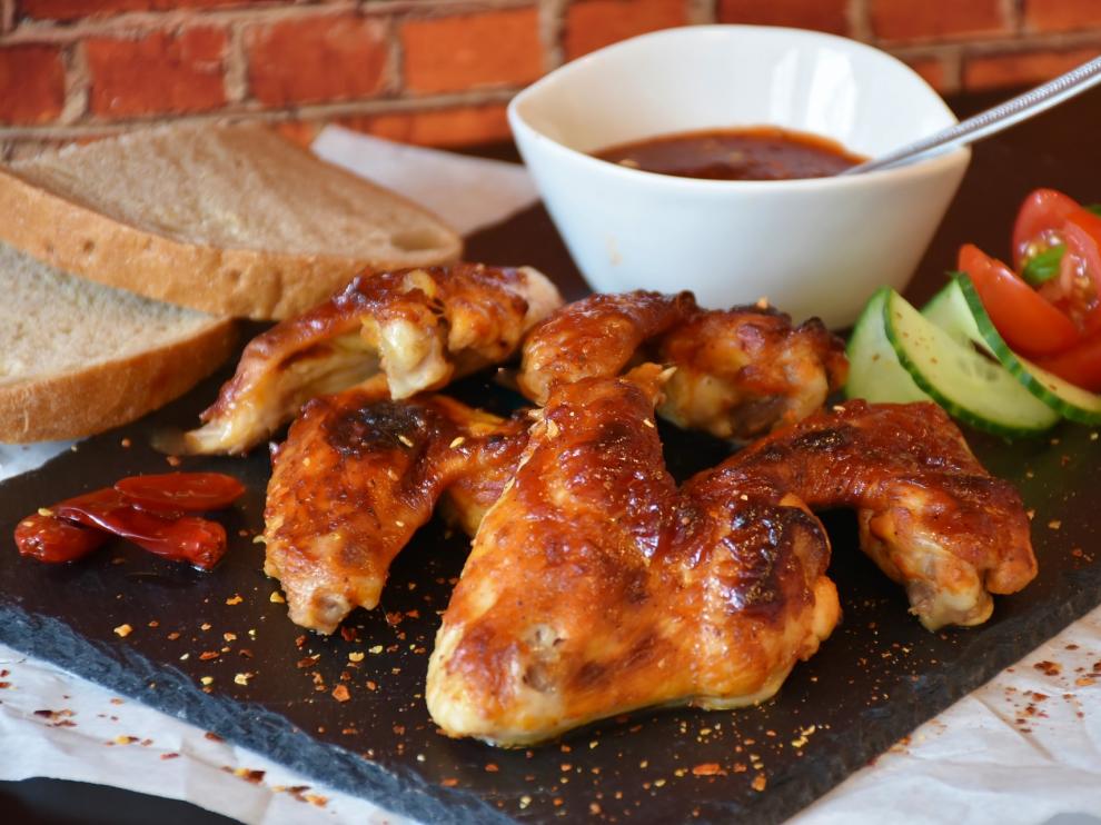 Las alitas de pollo son de esos platos versátiles e ideales para compartir en familia.