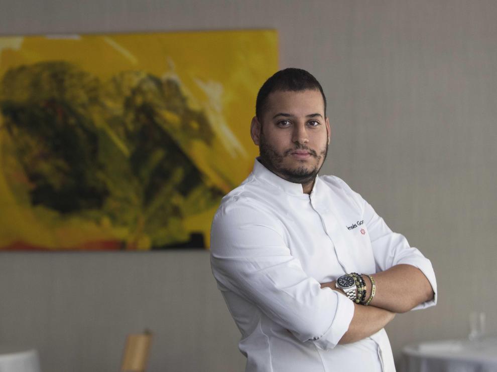 Ramces González, chef y copropietario del restaurante Cancook, en la sala del establecimiento zaragozano.