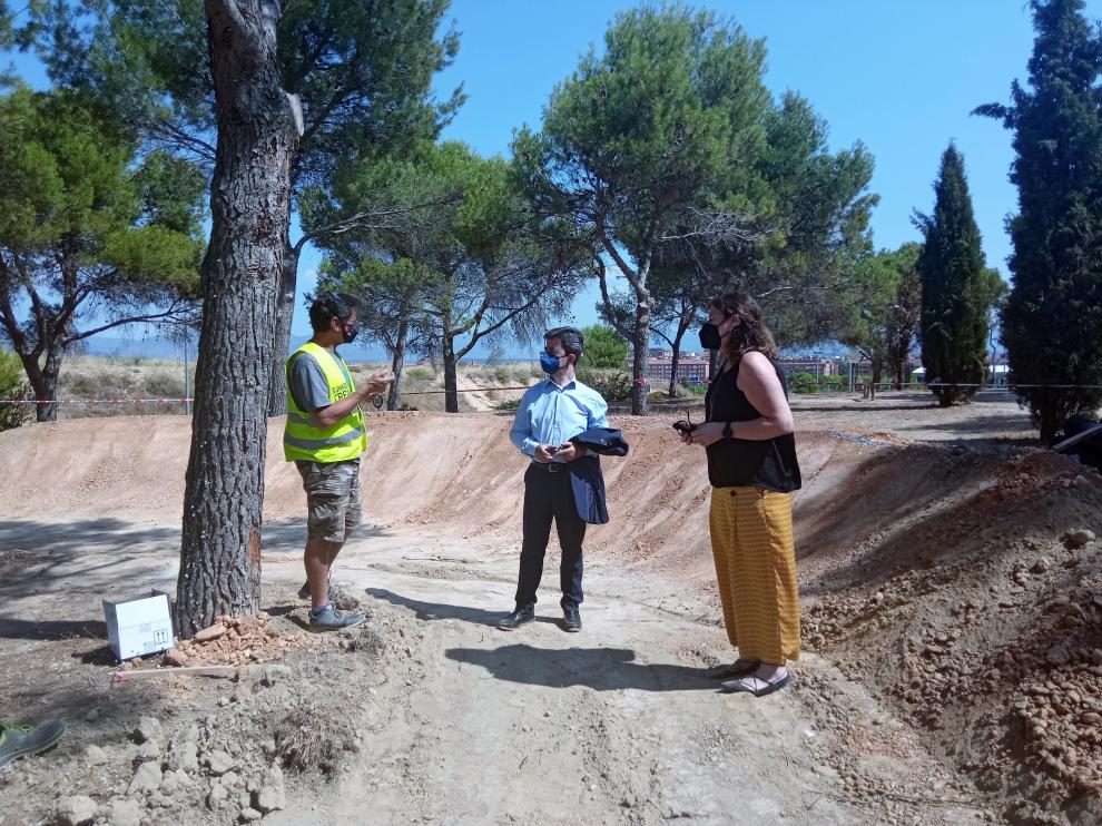 El alcalde de Huesca y la concejala de Urbanismo visitan las obras en el cerro de San Jorge.