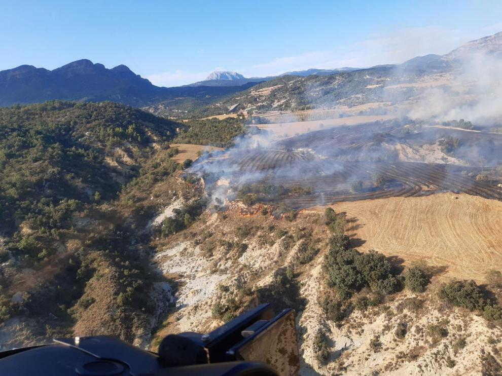 El incendio afecta a una zona agrícola y arbolada.