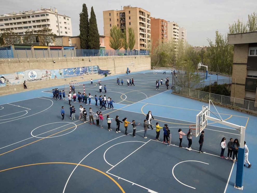El recreo del colegio el Buen Pastor de Zaragoza. Covid. Mascarillas. Cole. gsc