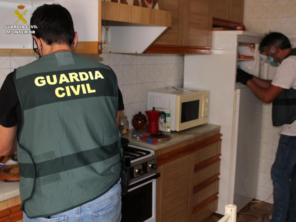 La Guardia Civil, durante el registro de la vivienda que servía de laboratorio en Cella.